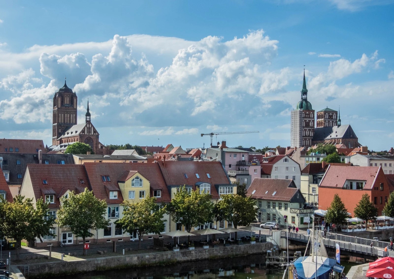 Blick vom Hafen auf die Stralsunder Altstadt mit St. Jakobi und St. Nikolai