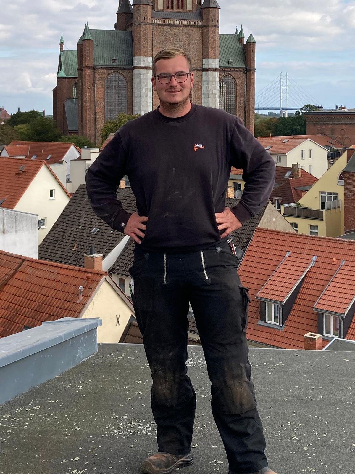 Dachdeckermeister Torben Schilling in Arbeitskleidung auf einem Dach in Stralsund